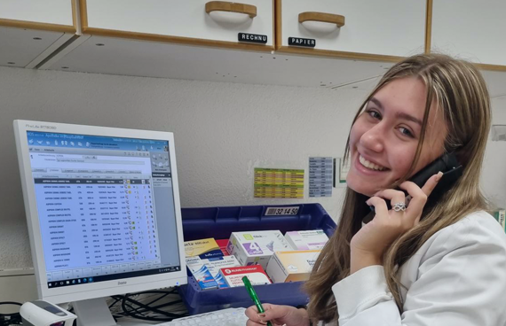 Apothekenmitarbeiterin am Telefon